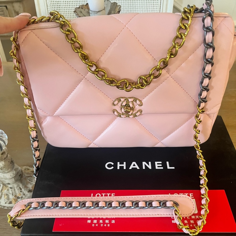 Beautiful shoulder bag new just opened the box ..